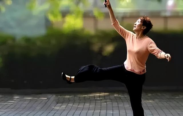 几个简单动作养气养心又养身 轻松提升健康