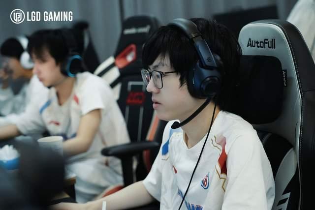 BLGvsLNG德杯G1：Viper强势加盟BLG首秀！XUN野区单杀带起节奏！ BLG首秀备受期待