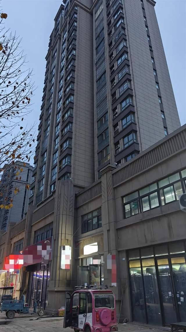 发小杀妻儿三人窃走48克金首饰 凶手即将受审家属求死刑