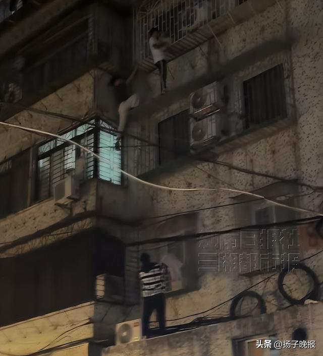 幼童悬挂4楼3小伙徒手爬楼救下 英勇救援感动网友