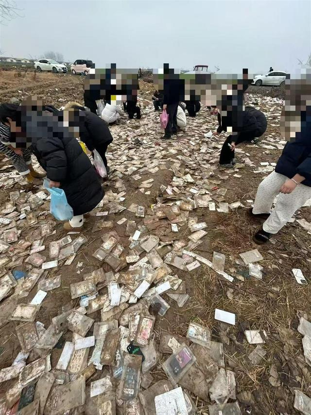 空地出现大量全新手机壳 当地回应 市民纷纷前往“捡漏”