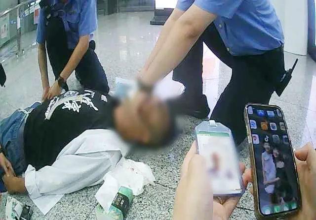 旅客高铁上突发中风 医护人员30分钟施救脱险