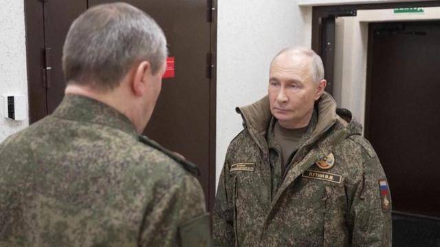 普京穿军装是警告泽连斯基 俄军推进加大压力