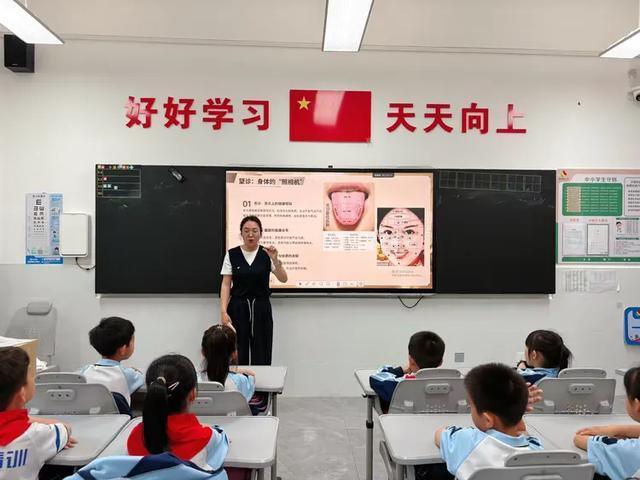 高三男生自学中医 同学们排队把脉