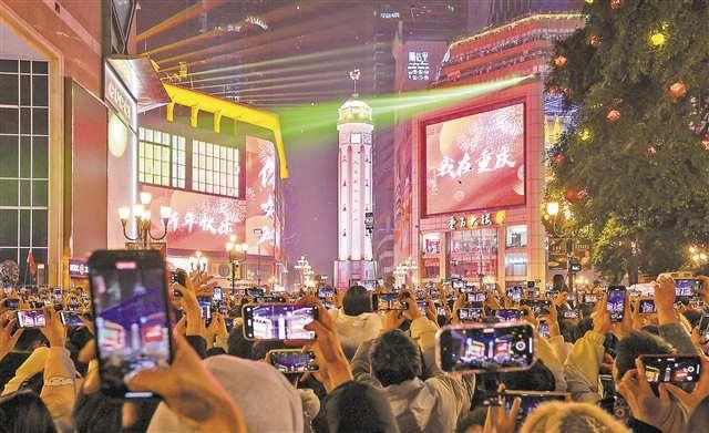 跨年夜重庆解放碑民宿预订火爆 年轻人热捧