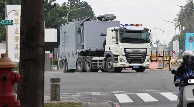 海军052D型导弹驱逐舰又上新 凌晨3点压向台舰