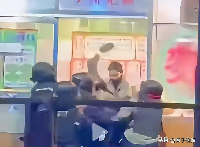 一32岁女顾客与店员发生争执！手持菜刀与警方对峙！乱砍民警盾牌 情绪失控引发冲突
