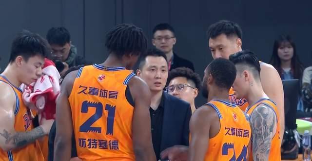 上海击败广厦 逆袭登顶榜首