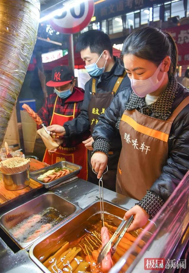 湖北夫妻炸年糕淀粉肠年入百万 小吃摊年进账超百万
