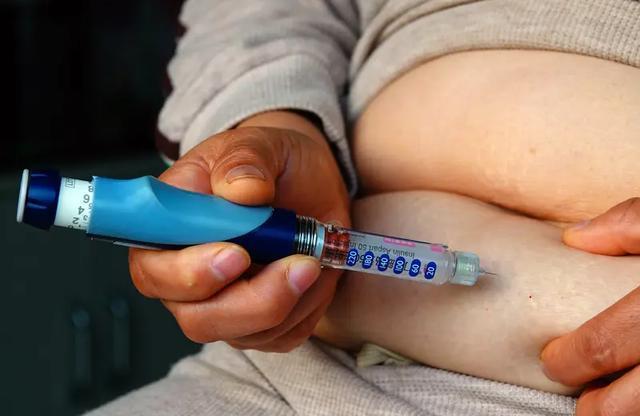 高一女生单手握力超93公斤 力量源自长期训练