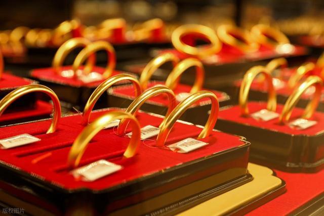 年青东谈主成家运转买“谈具黄金” 婚典浪掷静默转换