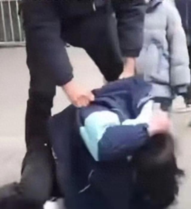 男生被老师按在地上强制要求剪头发