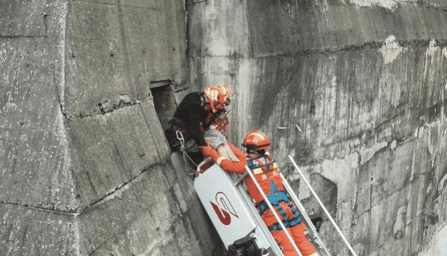 聋哑老人失联4天 被困10米高涵洞 惊险救援成功