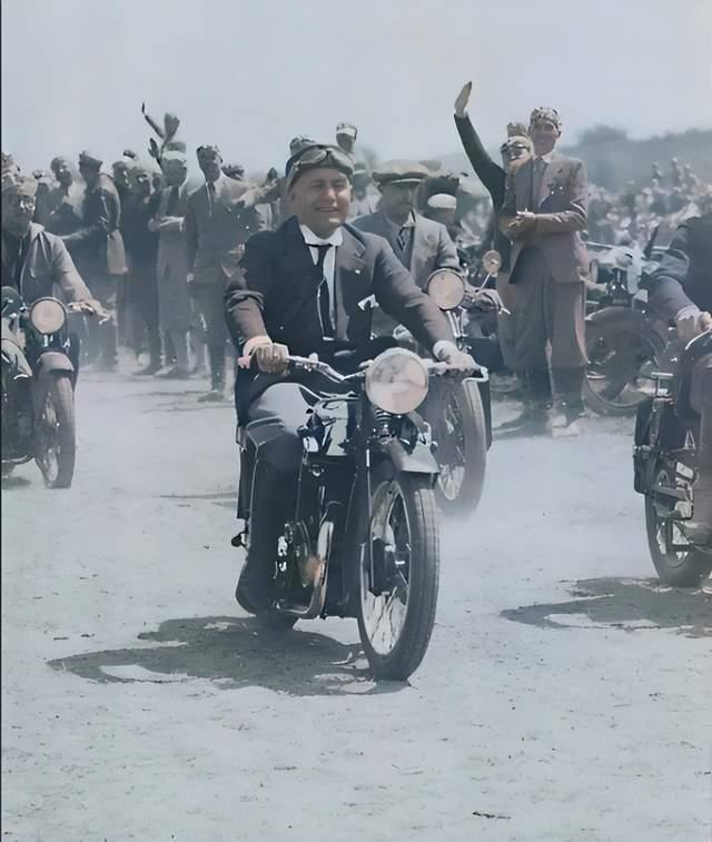 印度阅兵再次上演摩托车叠罗汉，其中不乏看点和槽点