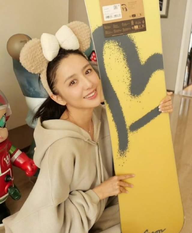 佟丽娅聚会三年收到苏翊鸣的滑板