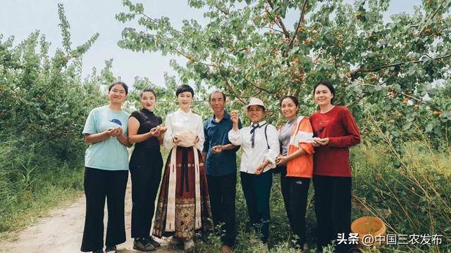 贺娇龙曾传话新疆年青东说念主学好庸俗语 斯东说念主已逝精神永存