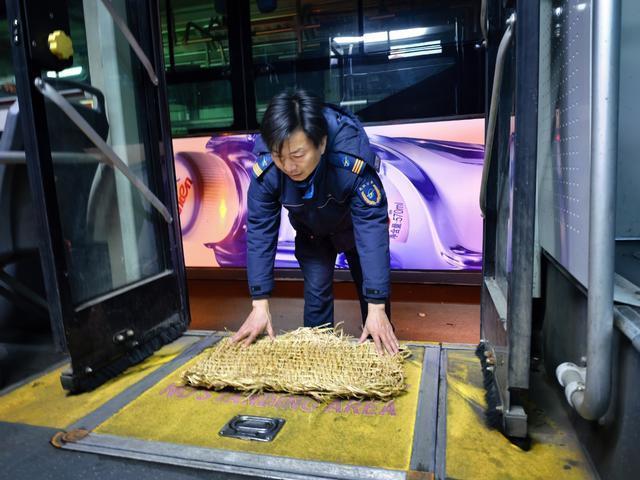 武汉公交安全员凌晨4点沿路查险 寒潮中守护市民出行