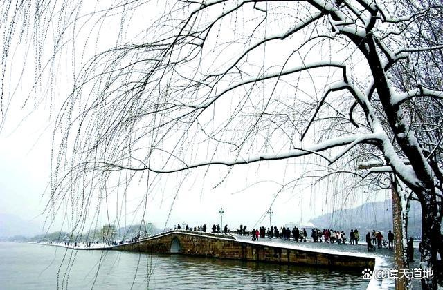 杭州西湖现“断桥残雪” 大寒雪景美如画