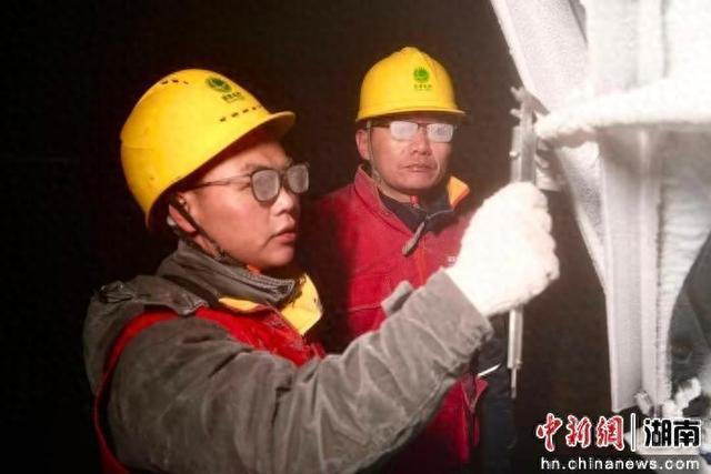 湖南天堂山巅的“守灯人” 寒夜中的坚守