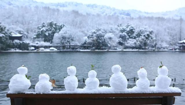 游客听天气预报到西湖蹲到了雪 寒潮带来冬日惊喜
