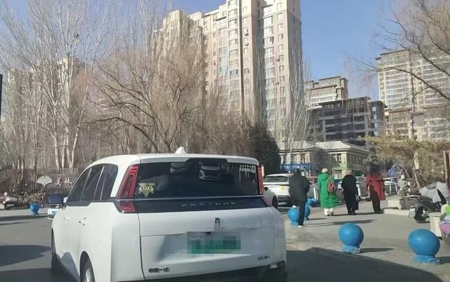 小区车位被“包销” 车主回家堵6小时 取消临停引发拥堵