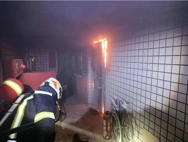 台湾民宅火灾消防员三进火场殉职