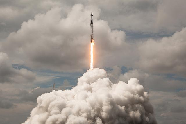 300万买太空船票？先别高兴得太早 商业航天的星辰野心与挑战