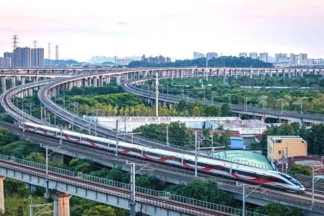 陆地航母高铁列车如约而至 春运极限测试开启