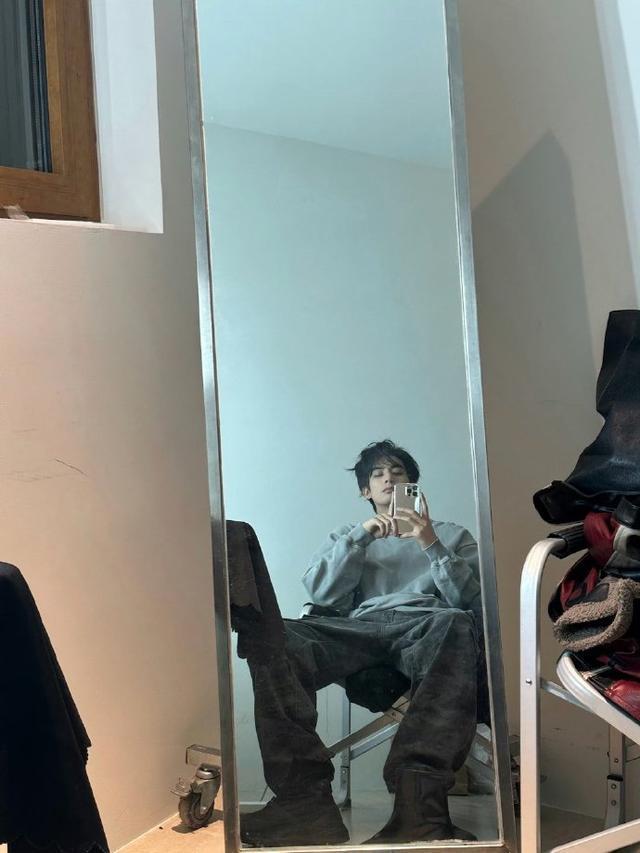 宋威龙微博之夜官宣 浓颜双雄同框引期待