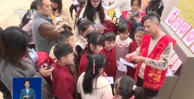 非遺集市點(diǎn)亮年味 多地開(kāi)啟迎新春模式