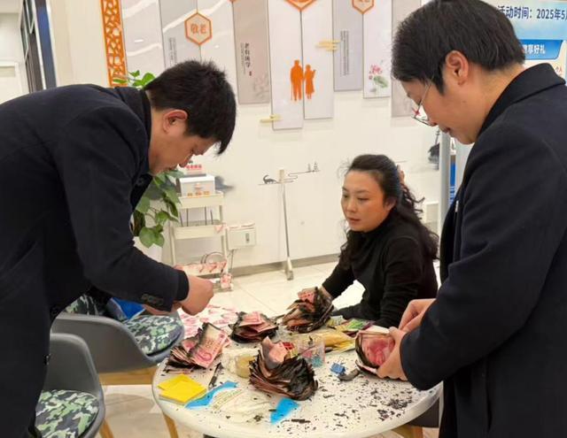 老人40万现金被烧毁 银行帮忙兑换 挽回大部分损失