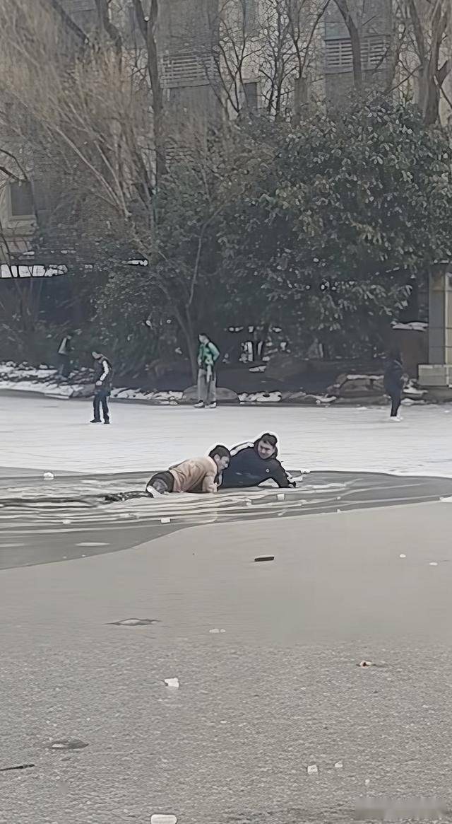 少年坠入冰河被冻僵 众人接力救人 平凡英雄双向奔赴