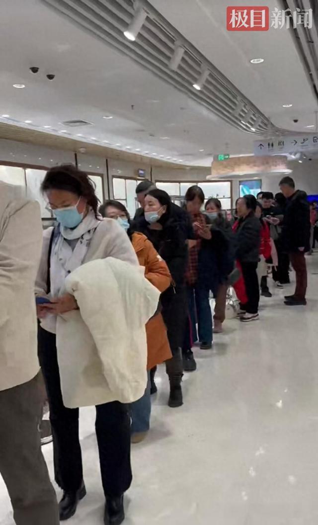 金价暴跌后黄金市场挤满主顾