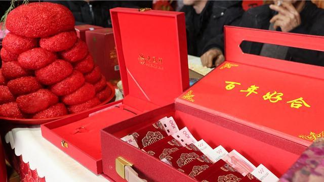 女方婚礼现场退还99999元彩礼