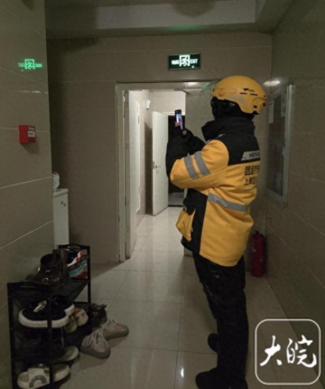 跟着夜班“骑士”送外卖 寒夜里的温暖传递