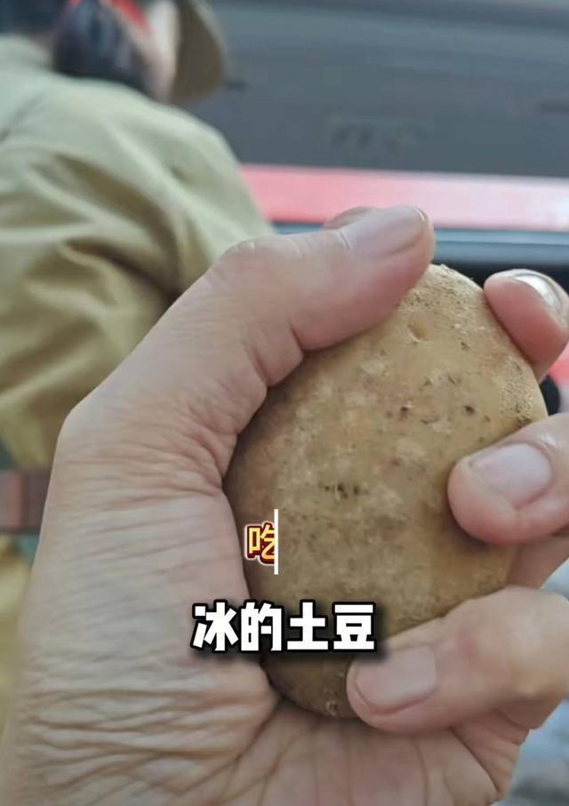 游客手握冻土豆泪崩爆火 沉浸式话剧触动人心