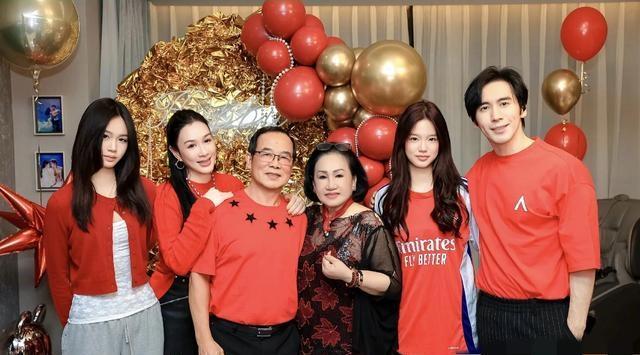 钟丽缇在北京家中为妈妈办78岁生日派对，长相身材几乎都遗传妈妈 岁月从不败美人