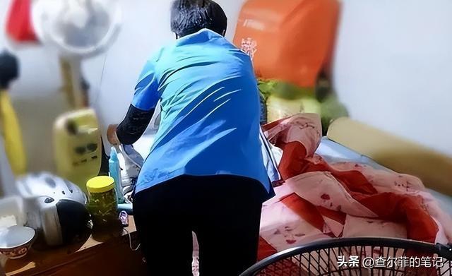 助浴师让卧床老人重获洗澡自由 
