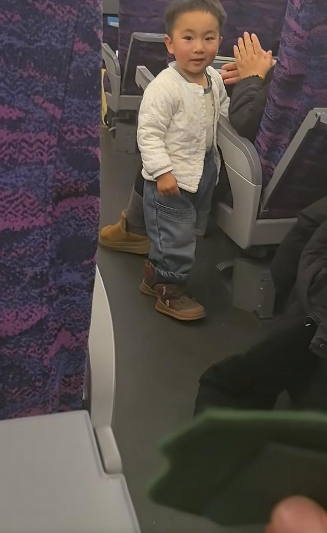 退役军人将臂章送给高铁上的小孩 温暖传递梦想