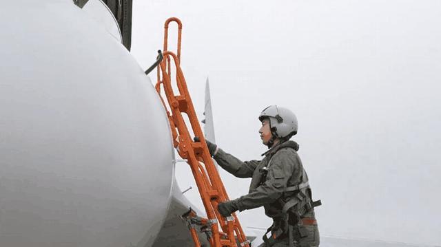 “95后”歼16飞行员亮相“代表通道” 分享强军经历与感悟