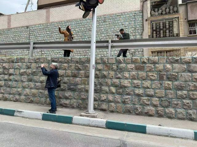 中国驻伊朗女记者:爆炸中躲进卫生间赶稿,不是最窘的事 记录人性的原点