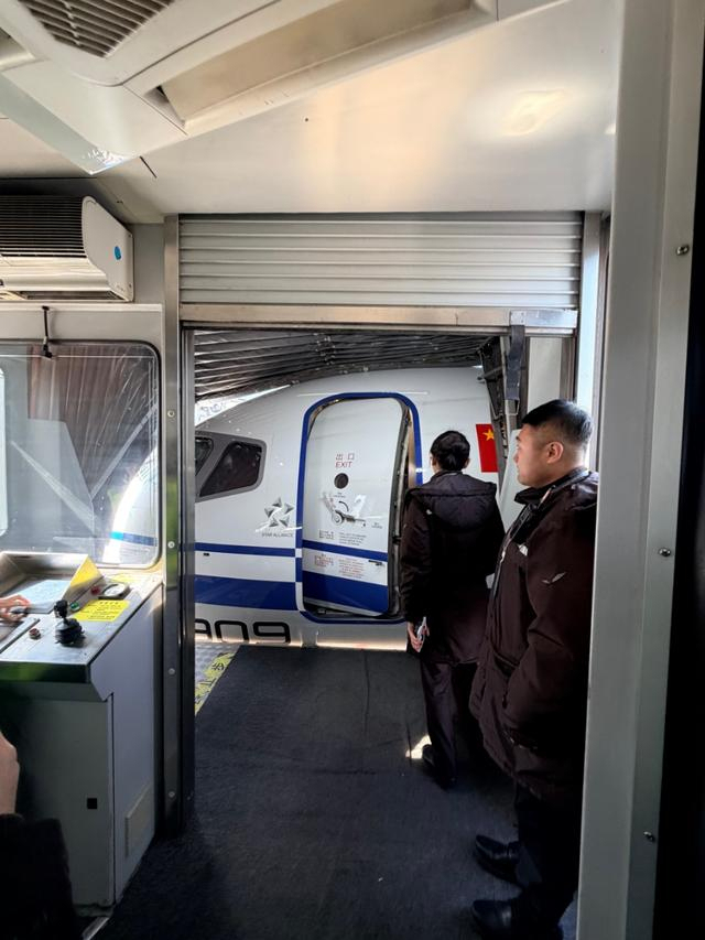 沈阳机场为C909架起暖心廊桥 告别远机位登机历史