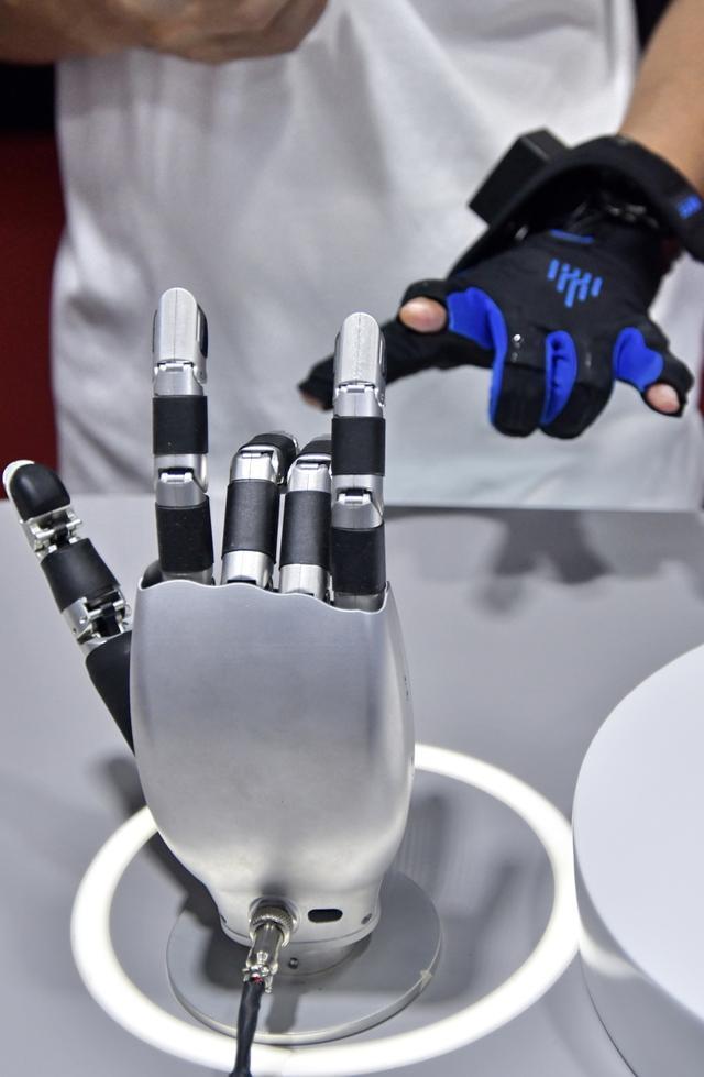 脱臂爬行、双面取物的机械手来了 革新机器人技术