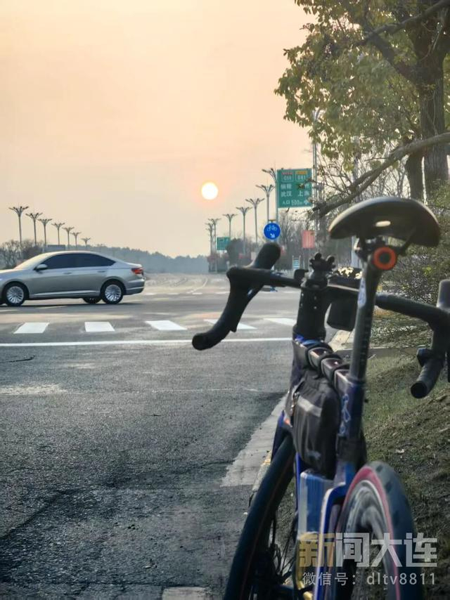 大连男子骑行“远征”武汉 千里追随只为一句“大连必胜”