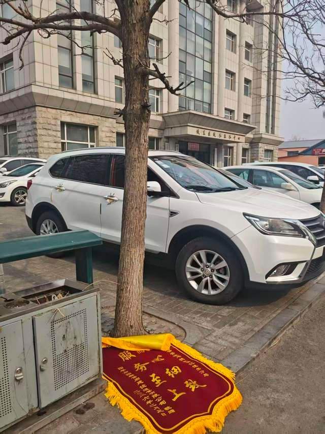 相关单位回应锦旗被扔垃圾桶旁