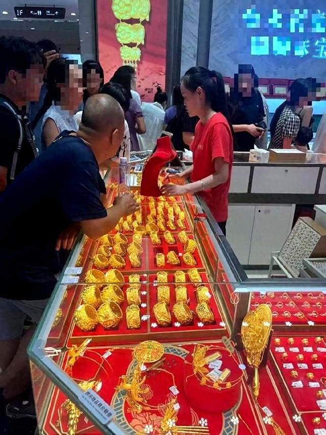 金店老板称消费者聪明都知道抄底