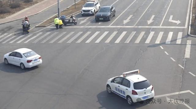 外卖骑手突发急病 民警帮忙送餐