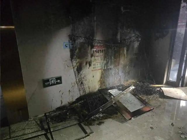 3岁熊孩子把枕头扔到点燃的锅上