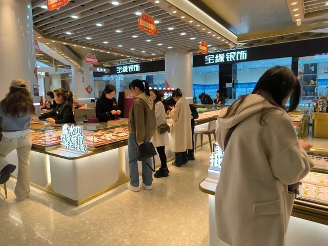 北京:金价暴跌,年轻人却冲进金店?“抄底”二字刻在人类DNA里 金价过山车引发抢购潮