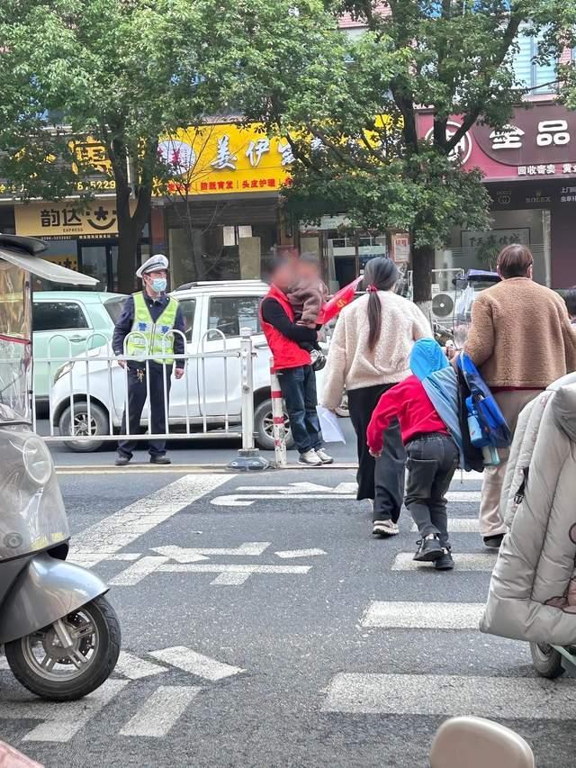当地谈老人抱娃参与“护学岗”